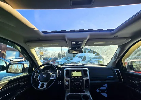 2018 Ram 1500 Laramie z USA, uszkodzony, nr VIN 1C6RR7NM6JS238059